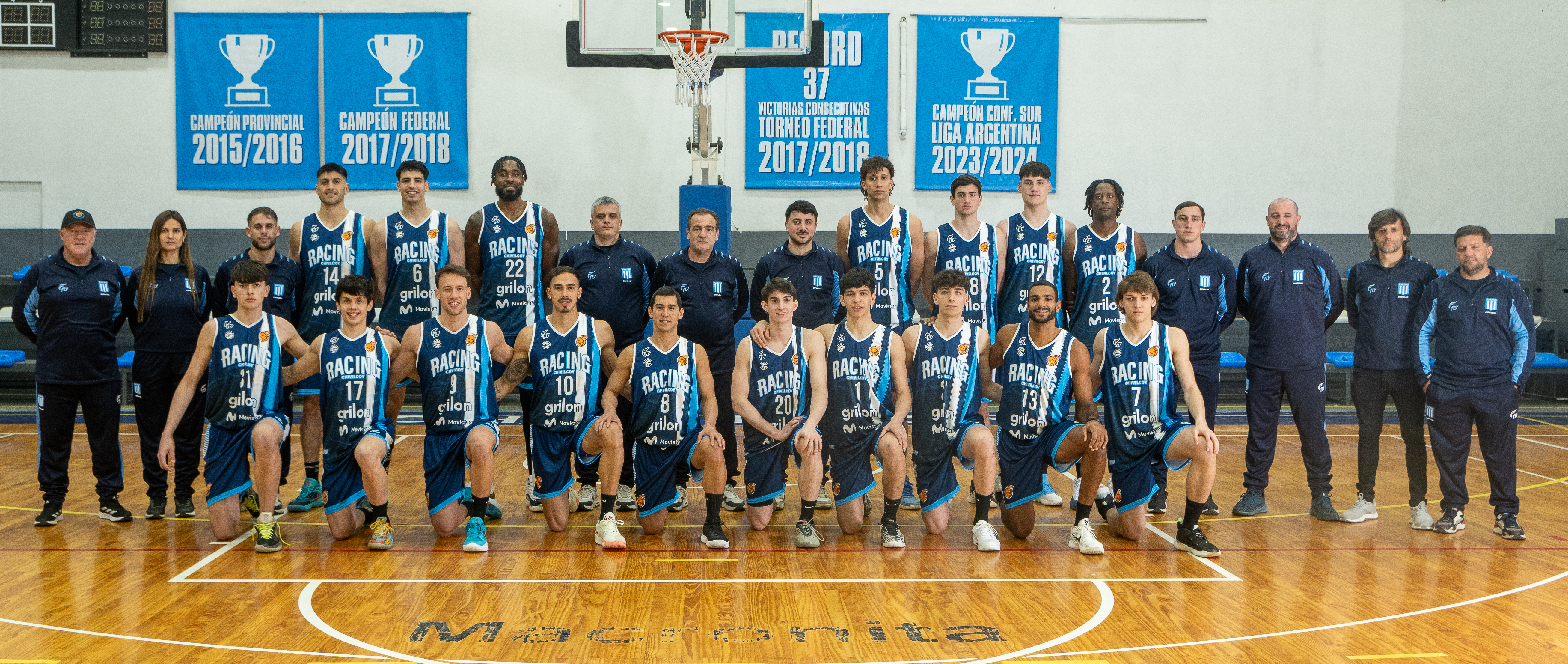Imágen del plantel completo, cuerpo técnico, médico y jugadores